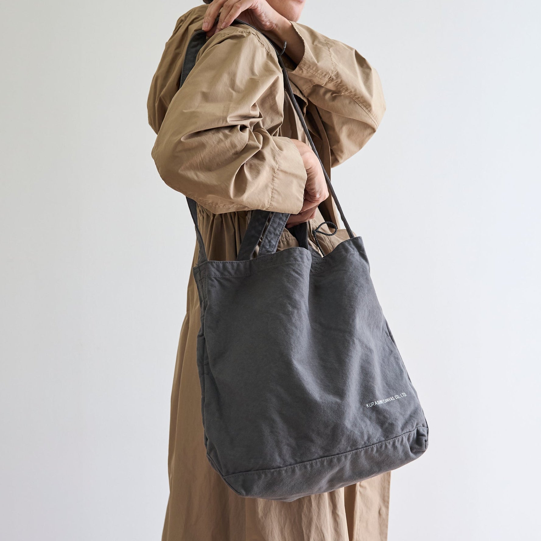 ショルダートート(墨) – 倉敷帆布オンラインストア